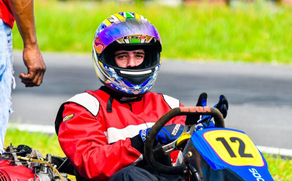 Feirense de 16 anos começa brilhar no Kart e sonha em correr Stock Car