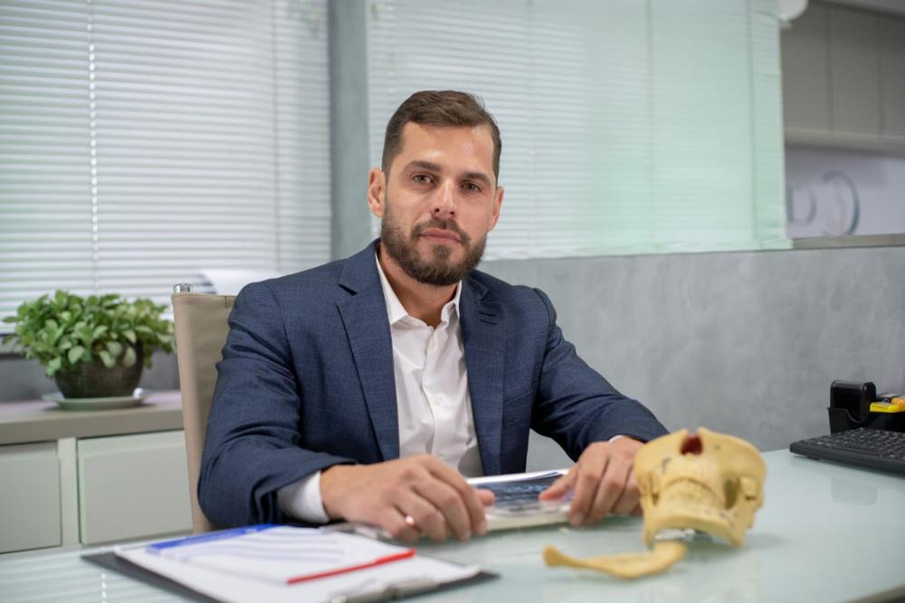 Especialista explica por que 80% dos casos de disfunção da ATM afetam mulheres e por que o bruxismo é mais prevalente nesse grupo