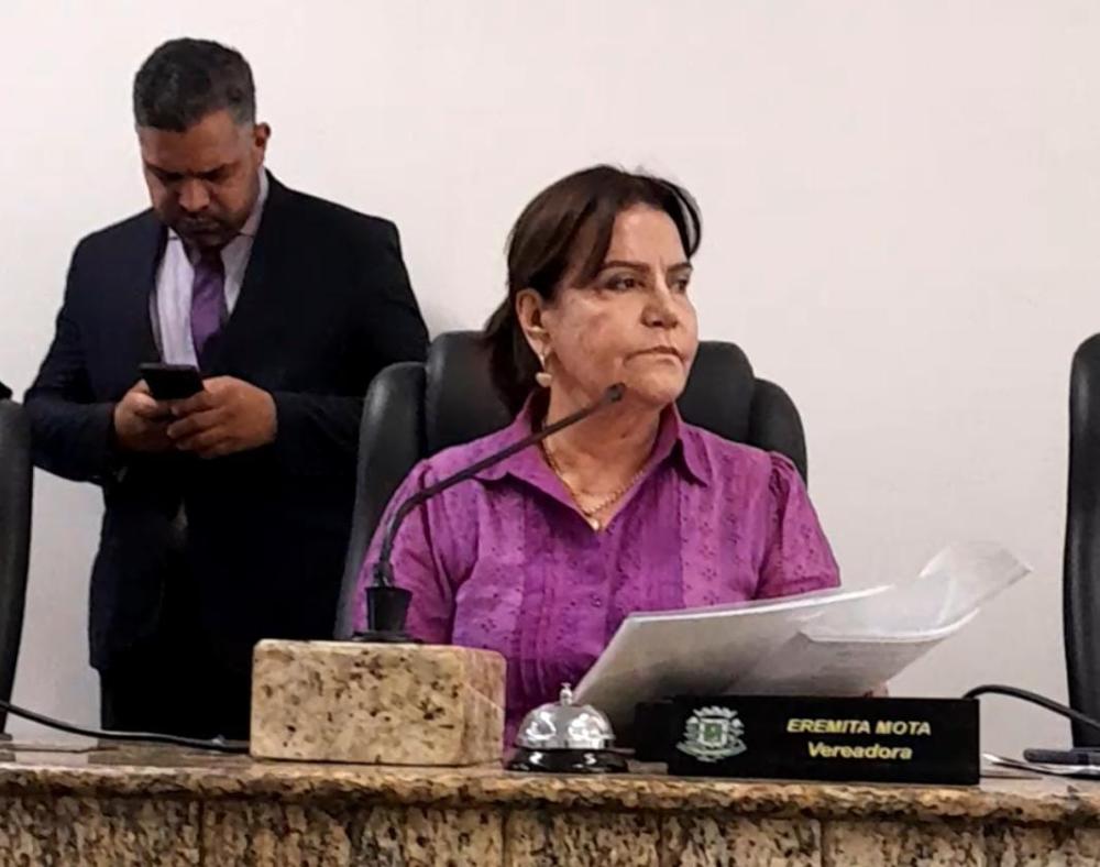 Eremita encerra a sessão e lamenta tumulto