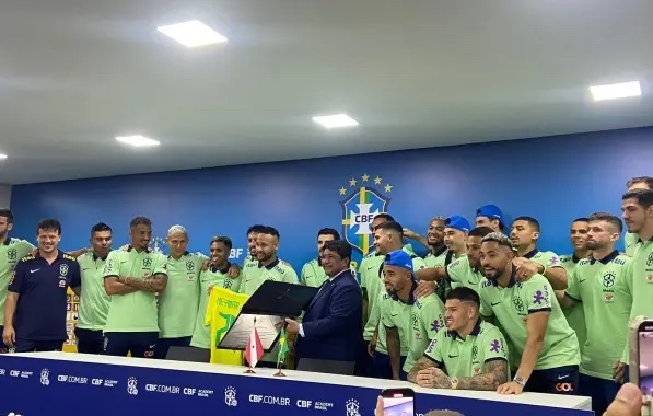 Neymar recebe homenagem da CBF após bater de recorde de Pelé