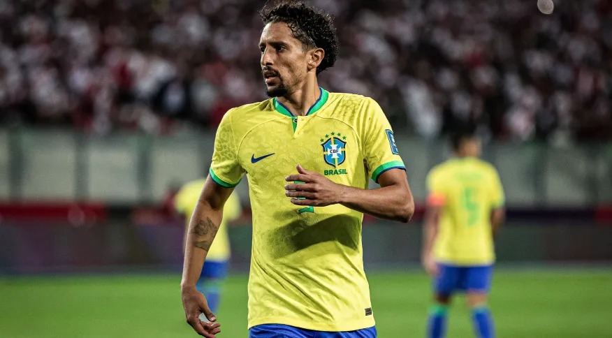 Brasil supera falta de inspiração, vence Peru com gol no fim e lidera as Eliminatórias