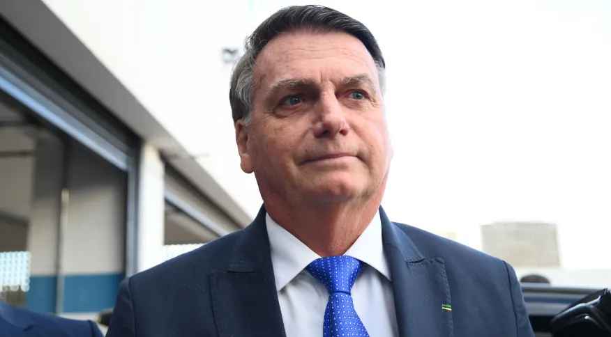Bolsonaro se recupera bem e retoma alimentação, diz hospital