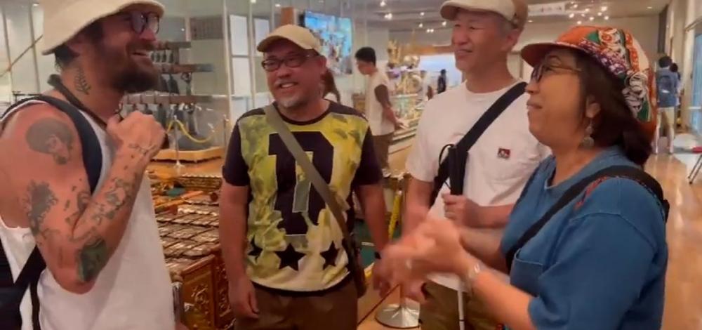 Saulo Fernandes compartilha encontro com fãs japoneses cantando músicas do Carnaval de Salvador