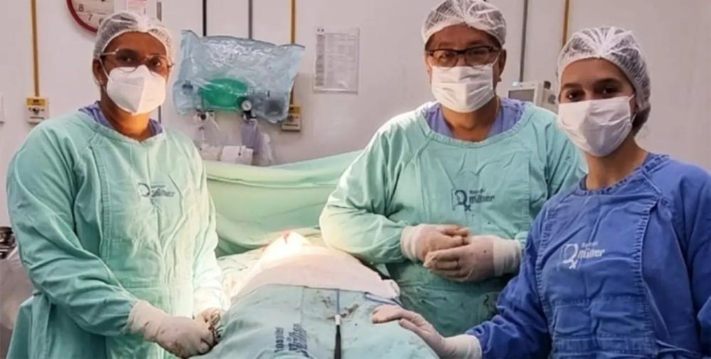 “Conquistei minha liberdade”, revela cabeleireira após cirurgia de redução das mamas 