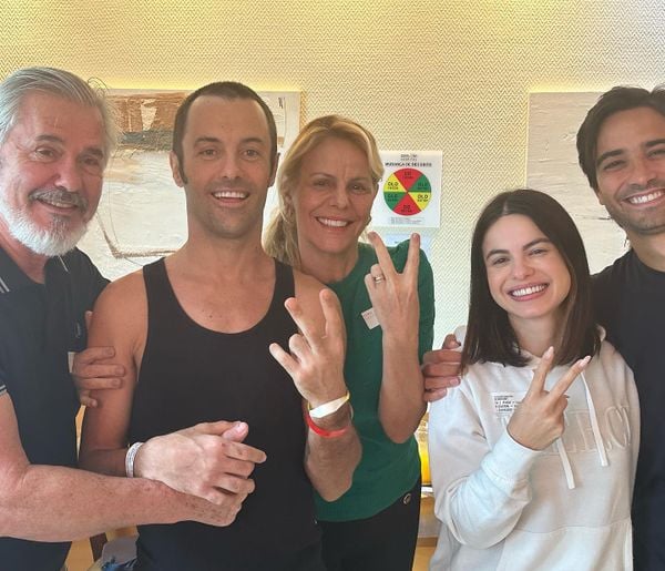 Kayky Brito comemora ao lado da família após alta: 'amo vocês'