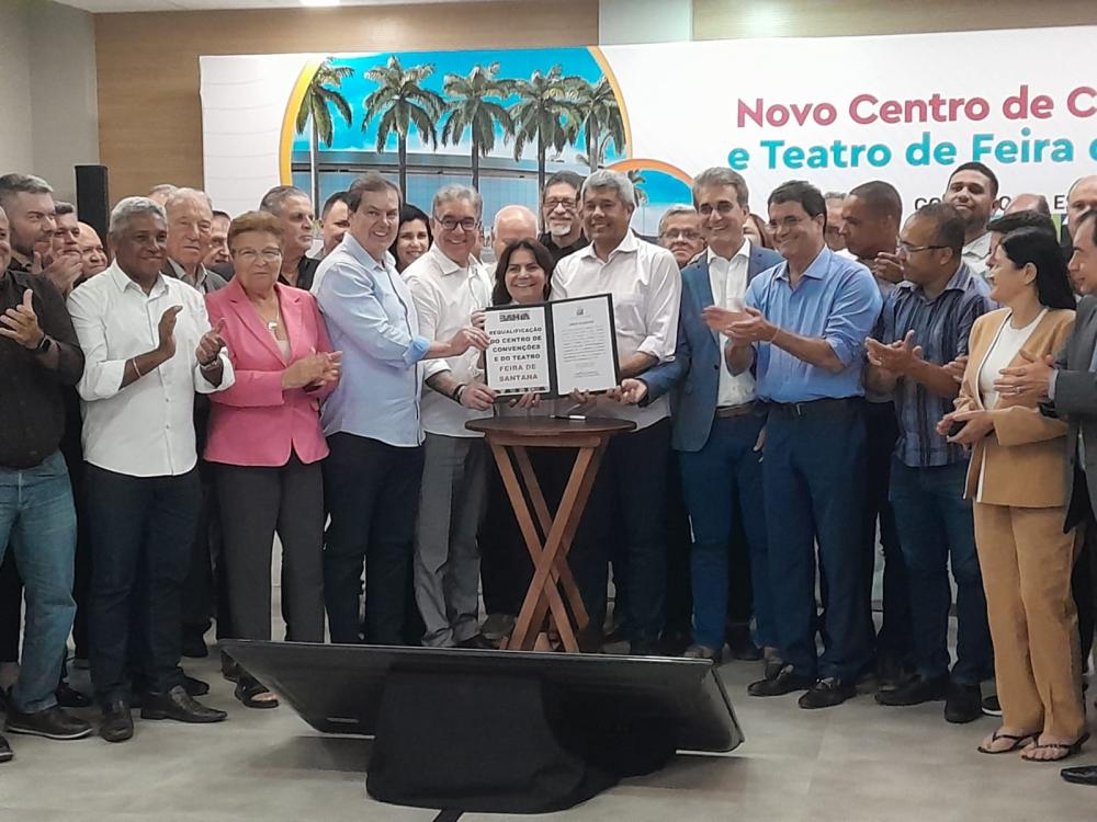Eremita Mota marca presença em evento histórico e é enaltecida pelo governador do Estado