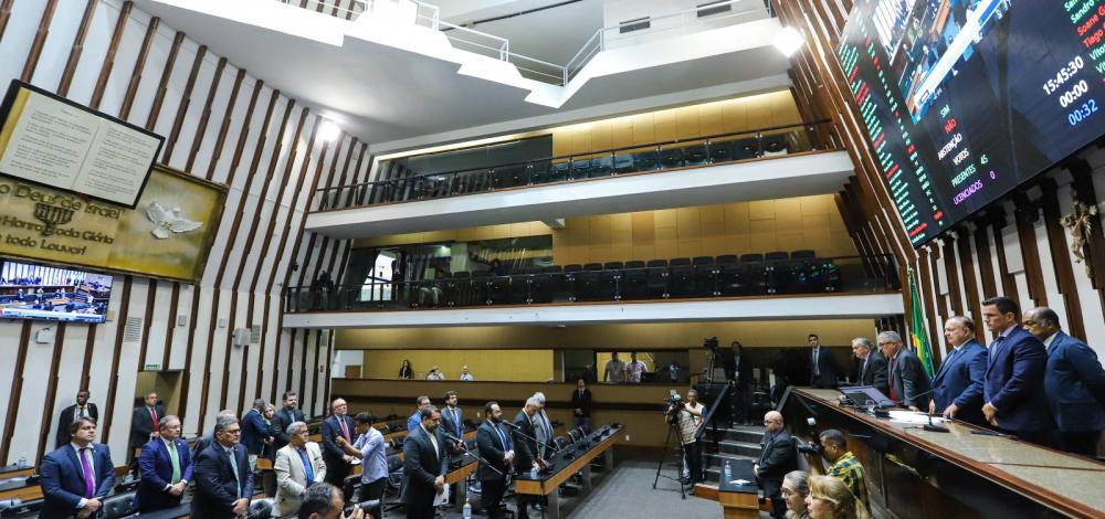 Fantasiados de palhaços, deputados da AL-BA vão protestar contra ViaBahia após promessa descumprida