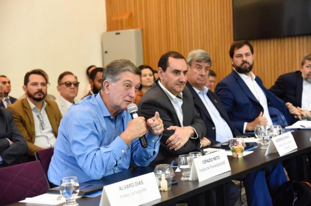 Colbert participa de reunião para discutir financiamento do transporte público coletivo no país 