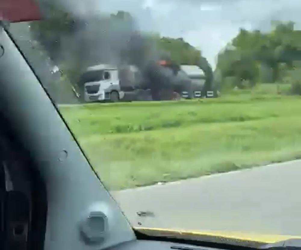 Carreta pega fogo e provoca congestionamento na BR-324
