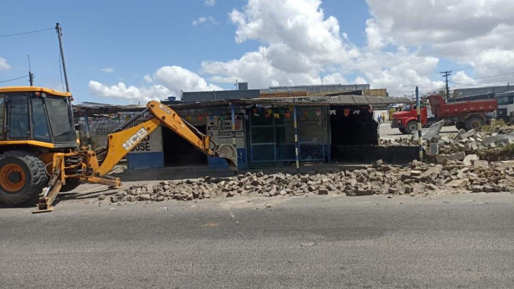 Começa demolição de barracas na Rua Bacelar de Castro