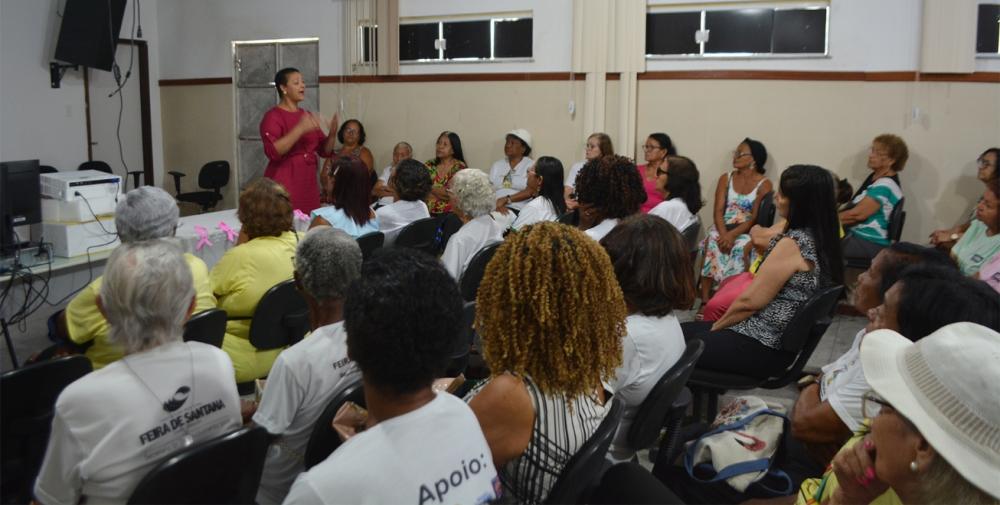 Advogada em tratamento de câncer de mama sensibiliza idosos durante palestra