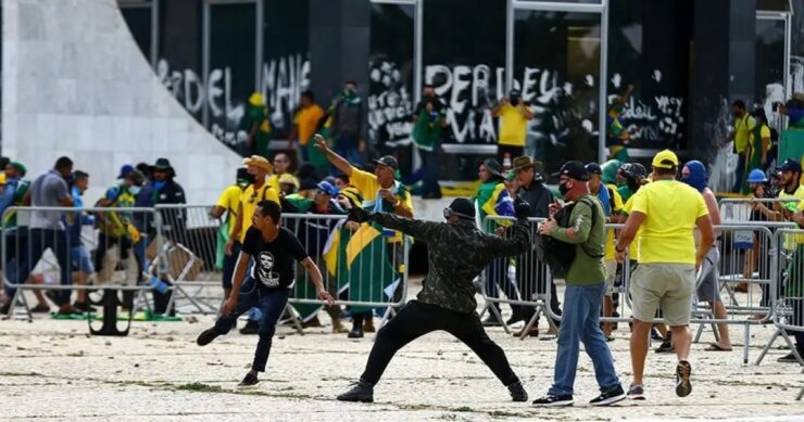 Projeto de Mourão que concede anistia a condenados pelos atos de 8 de janeiro provoca guerra nas redes