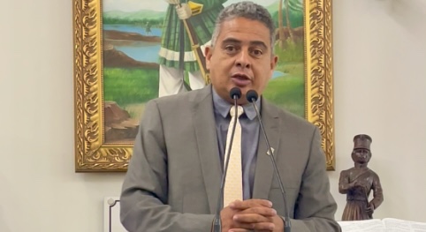 Vereador governista pede saída da secretária de Saúde de Feira