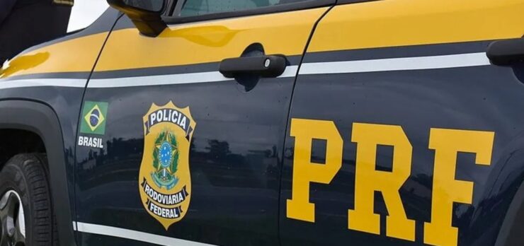 PRF solicita demissão de policial que ensinava alunos a fazer “câmara de gás” em viatura