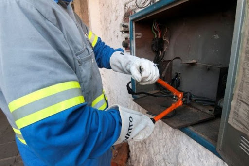 Sancionada lei que permite consumidor quitar débitos de água e energia no ato de corte