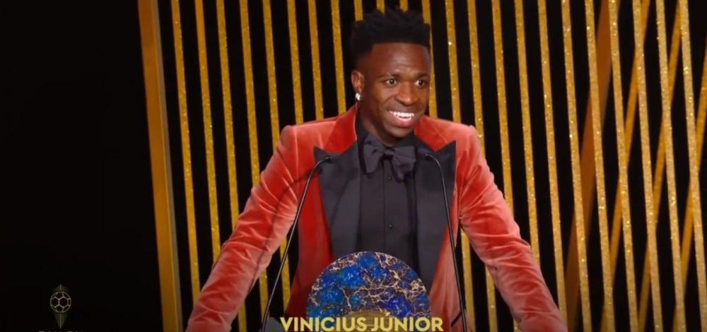 Vini Jr. recebe Prêmio Sócrates por ações sociais e luta antirracista