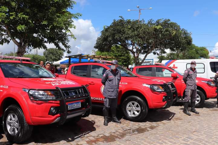 Corpo de Bombeiros de Feira de Santana recebe nova viatura e arena de esportes