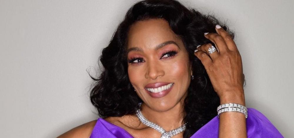 Angela Bassett visita Muncab e recebe prêmio por pioneirismo cultural