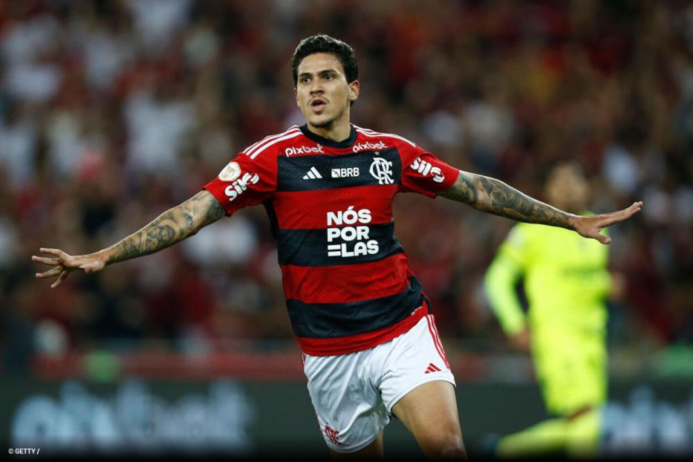 Flamengo derrota Palmeiras e mantém vivo sonho por título