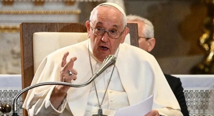 Em resposta a bispo do Brasil, Vaticano diz que transgêneros podem ser batizados e apadrinhar