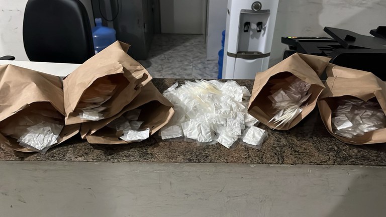 PRF apreende papelotes de cocaína durante abordagem a ônibus na BR 116 em Feira de Santana