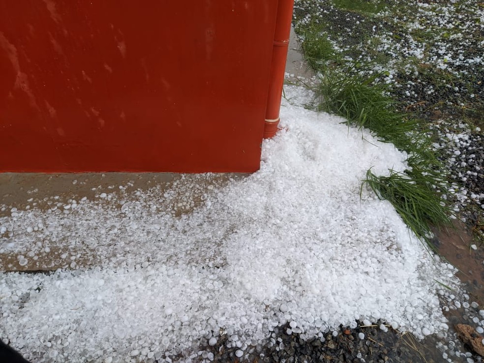 Ventos fortes e chuva de granizo atingem cidade do oeste da Bahia