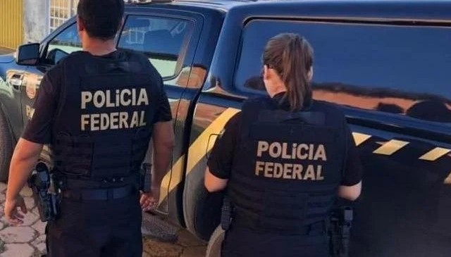 Polícia Federal cumpre mandados de prisão e busca e apreensão em Feira de Santana; um policial foi preso