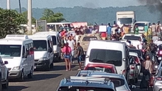 Protesto em Santo Amaro bloqueia dois sentidos da rotatória para Cabuçu