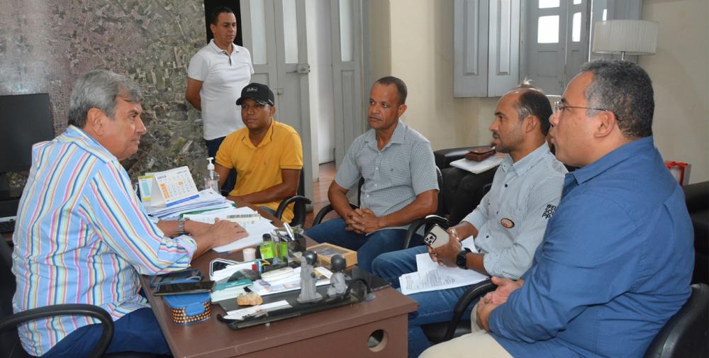 Prefeito recebe dirigentes de Associação que administra o Feiraguay