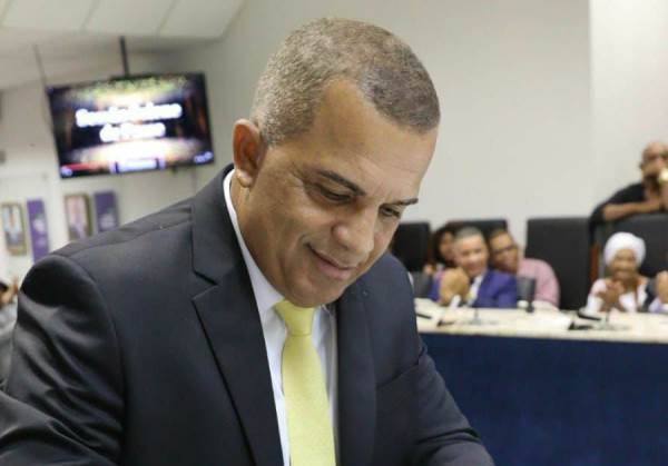 Bira toma posse como prefeito de Mata de São João