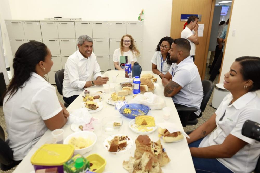 Jerônimo visita servidores de serviços essenciais de plantão no natal