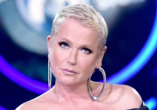 Xuxa é criticada após levar cadela ao funeral de Rita Lee: ‘Sem noção’