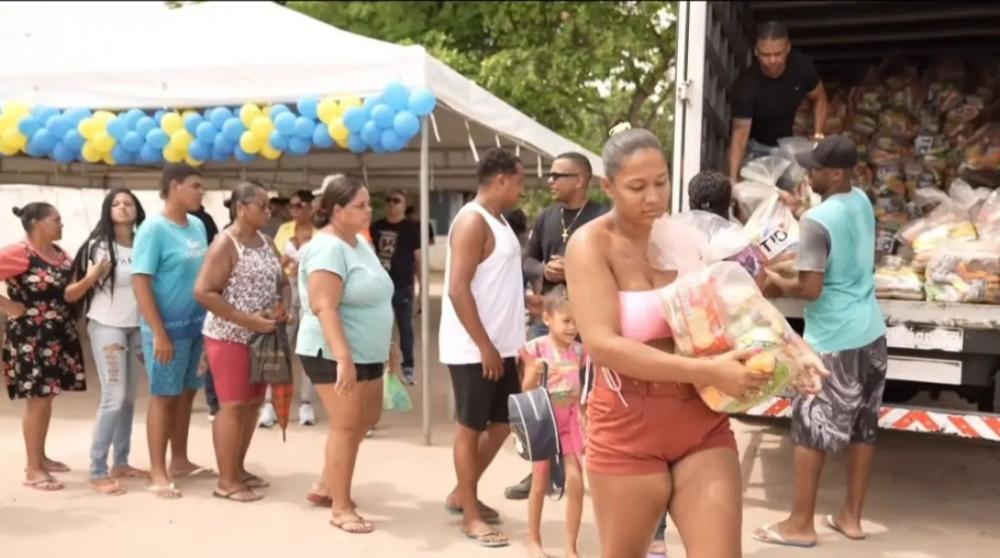 Jogador Anderson Talisca doa duas mil cestas básicas a famílias carentes em Feira de Santana