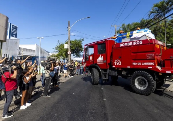 Corpo de Zagallo é sepultado no Rio de Janeiro sob aplausos
