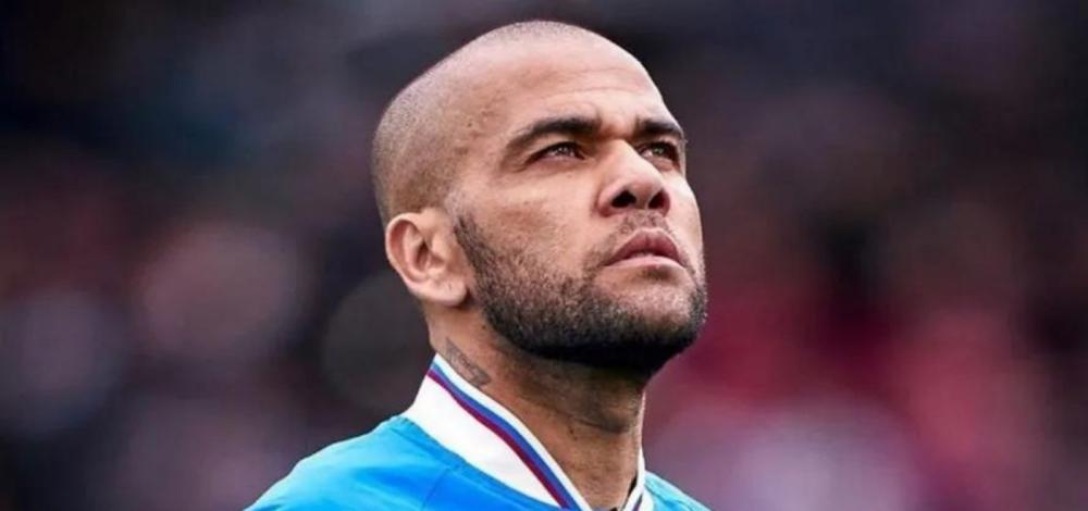 Mulher que acusa Daniel Alves de agressão sexual abre processo contra mãe do jogador