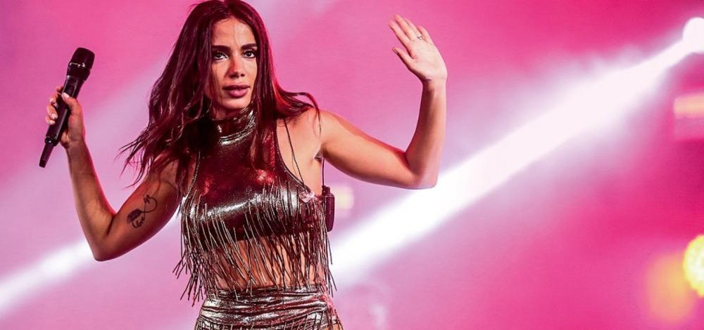 Anitta se irrita com fã que jogou tênis no palco