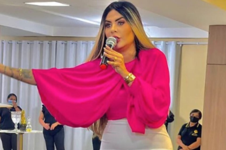 Conheça a “pastora do Pix” que cobra por orações e leva vida de luxo