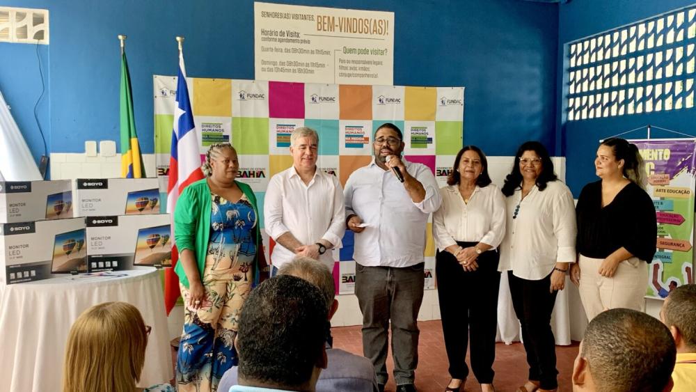 Centros Socioeducativos de Feira recebem R$ 700 mil em reformas, computadores e livros