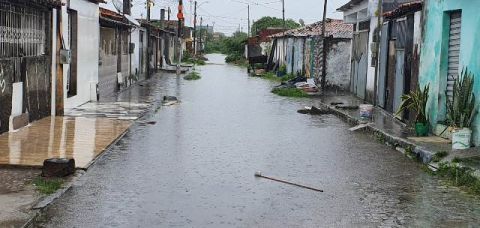 Comunidade, Governo Estadual e Municipal buscam soluções para vítimas das chuvas em Feira de Santana