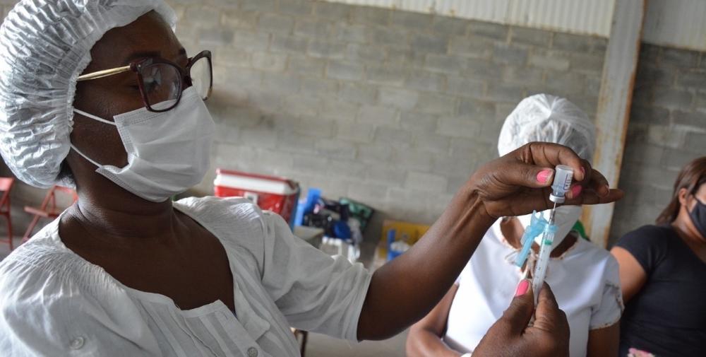 Chegada do Carnaval acende alerta para atualização da caderneta de vacina