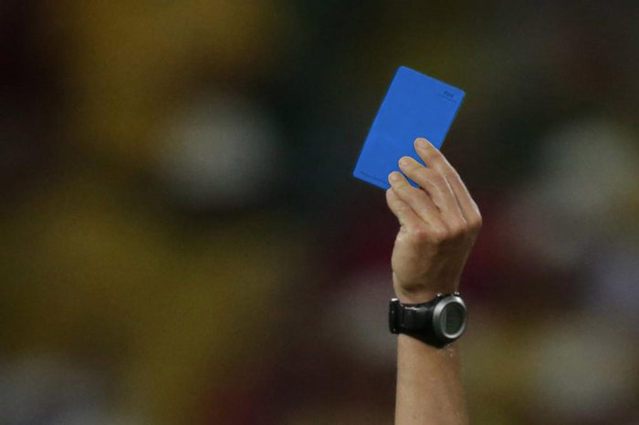 Cartões azuis serão introduzidos no futebol profissional; entenda