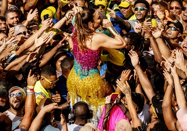 Ivete Sangalo faz publicação de agradecimento a segurança que a carregou no pescoço