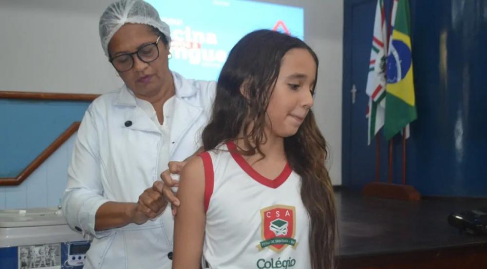 Mais de 490 crianças vacinadas contra a dengue em Feira; imunização continua neste fim de semana