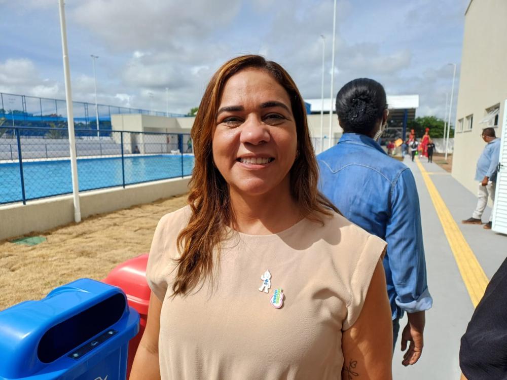 Secretária de Saúde do Estado, Roberta Santana, destaca integração de saúde e educação em Feira de Santana