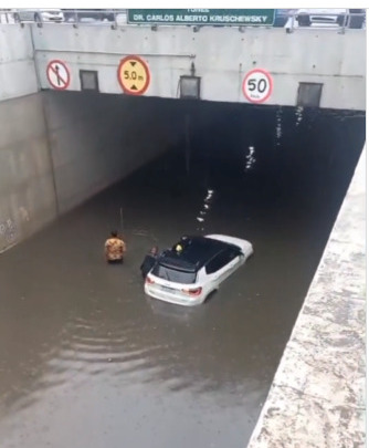 Alagamentos e congestionamentos afetam Feira de Santana em poucas horas de chuva