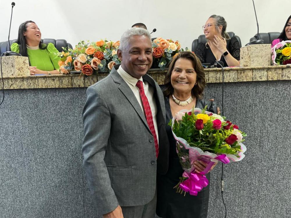 Presidente da Câmara é homenageada pelos vereadores em sessão solene pelo Dia das Mães