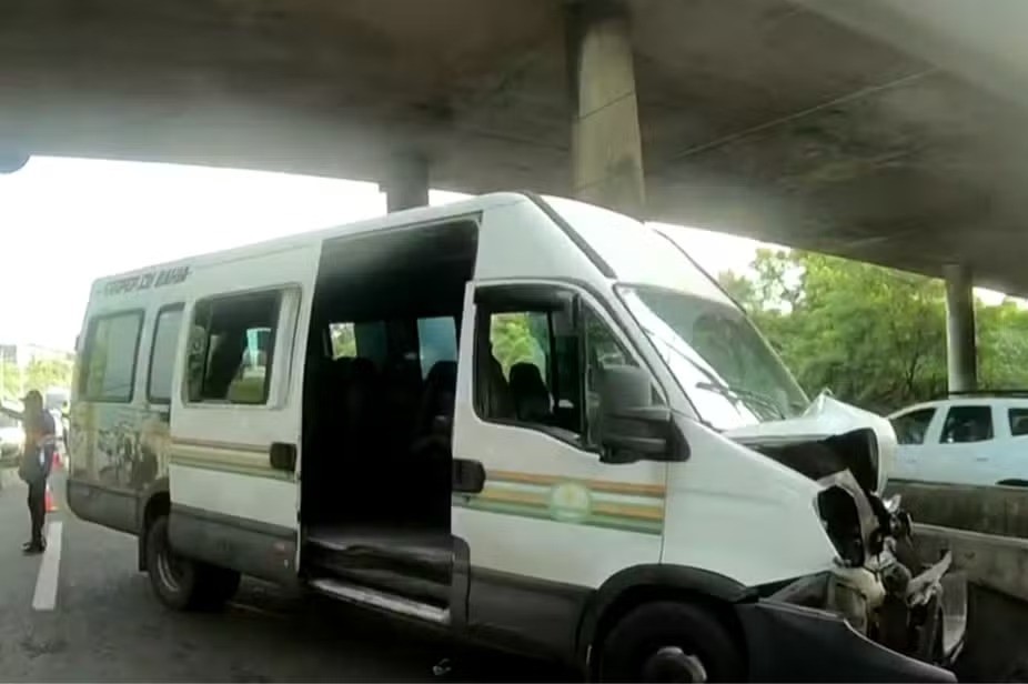 Vinte passageiros ficam feridos em acidente entre van e ônibus na BR-324, em Salvador