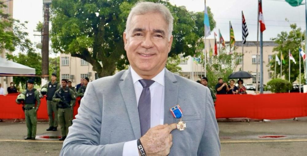 Nos 199 anos da PMBA, Zé Neto recebe Medalha do Mérito, a maior honraria da corporação