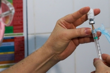 Feira de Santana tem pouco mais de 8 mil crianças entre 10 e 14 anos vacinadas contra a dengue 