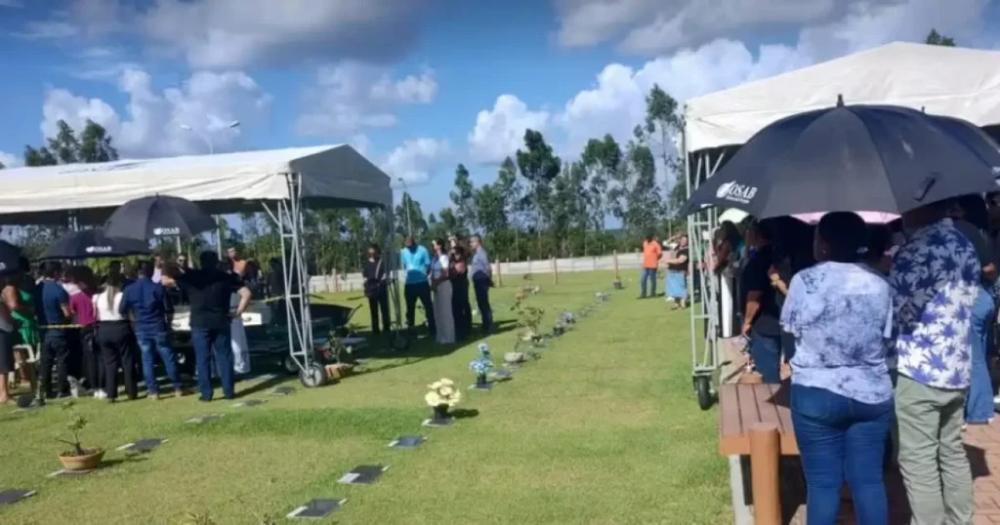 Corpo de menina que morreu após ser esquecida em carro é sepultado em Alagoinhas